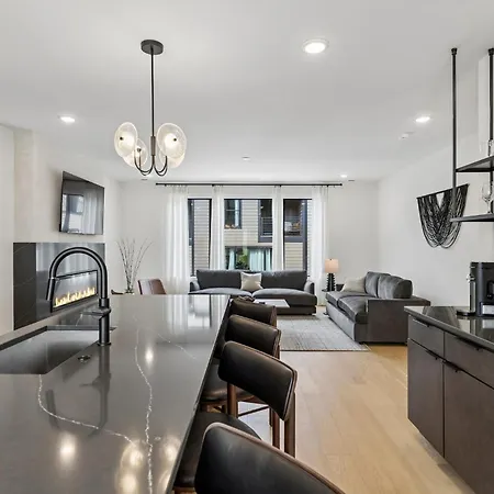 Trendy Townhouse Rooftop Hot Tub & Fireplace Holiday home Nashville