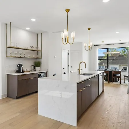 Stylish 3-story Townhome Hot Tub & Fireplace *