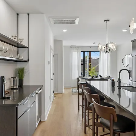 Holiday home Elegant Townhome Rooftop Hot Tub & Fireplace *
