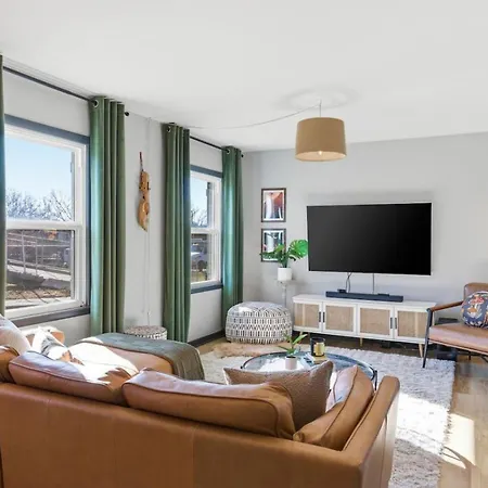 Amazing Backyard Only 2 Miles To Downtown With Sauna And Firepit Holiday home