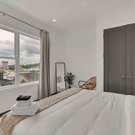 Holiday home Stylish Townhome W Rooftop Views Near Broadway