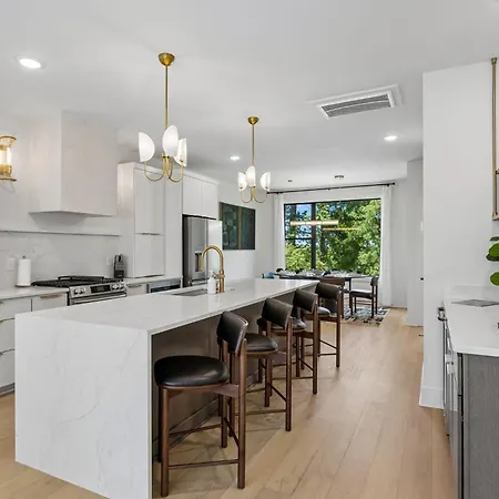 Holiday home Luxury Townhouse With Exclusive Rooftop Hot Tub