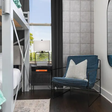 With Garage Parking - By Vanderbilt And Only 2 Miles To Downtown Holiday home
