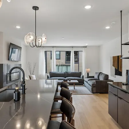 Elegant Townhome Rooftop Hot Tub & Fireplace