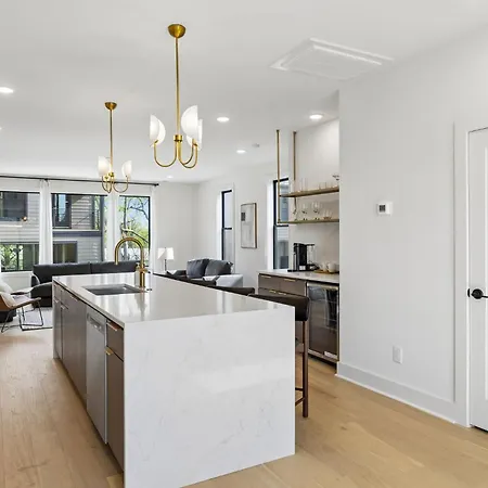 Stylish 3-story Townhome Hot Tub & Fireplace Holiday home