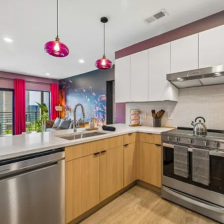 Walk To Broadway From The Hidden Gem With Pool Gym And Holiday home *