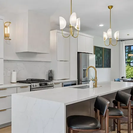 Luxury Townhouse With Exclusive Rooftop Hot Tub Holiday home *
