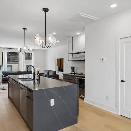 Elegant Townhome Rooftop Hot Tub & Fireplace *