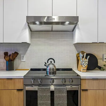 Walk To Broadway From The Hidden Gem With Pool Gym And Holiday home Nashville