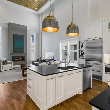 Germantown Stunner With A Skyline View Rooftop And Private Garage *