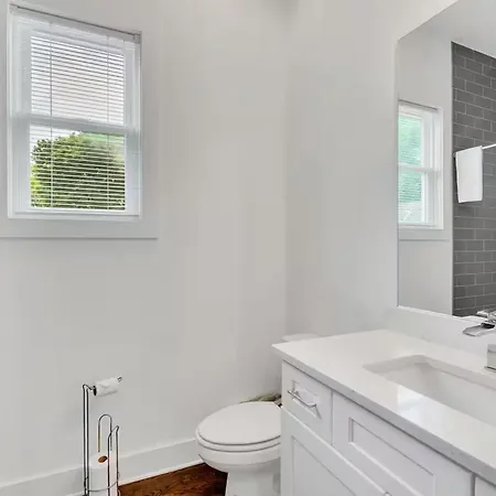 Stylish Townhome W Rooftop Views Near Broadway Nashville