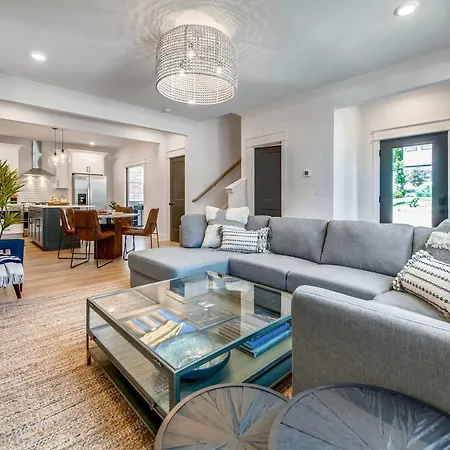 Holiday home Two Beautiful Luxury Renovations Near Downtown