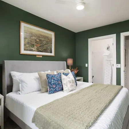 With Pool Balcony And Garage Walk To Downtown Broadway Holiday home *