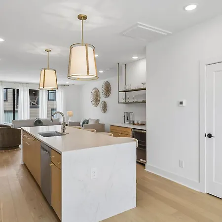 Modern Townhouse Rooftop Hot Tub & Fireplace * Nashville