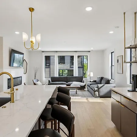 Stylish 3-story Townhome Hot Tub & Fireplace * Nashville