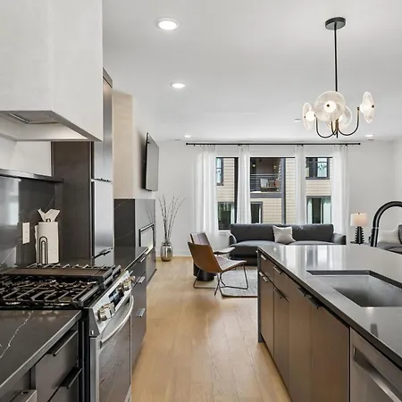 Trendy Townhouse Rooftop Hot Tub & Fireplace Holiday home *