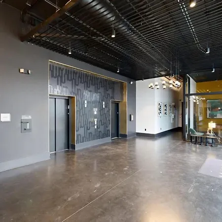 Modern For 6 With Rooftop & Gym Near Dt Holiday home Nashville