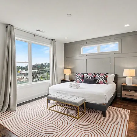 Holiday home 2 Stylish Townhomes W Rooftop Views Near Broadway