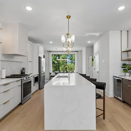 Luxury Townhouse With Exclusive Rooftop Hot Tub Holiday home *