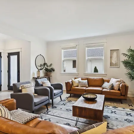 Holiday home Modern Two Townhomes Close To Downtown