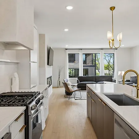 Stylish 3-story Townhome Hot Tub & Fireplace Holiday home