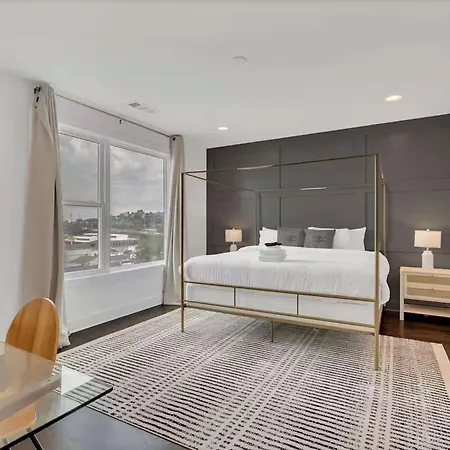 Holiday home Stylish Townhome W Rooftop Views Near Broadway