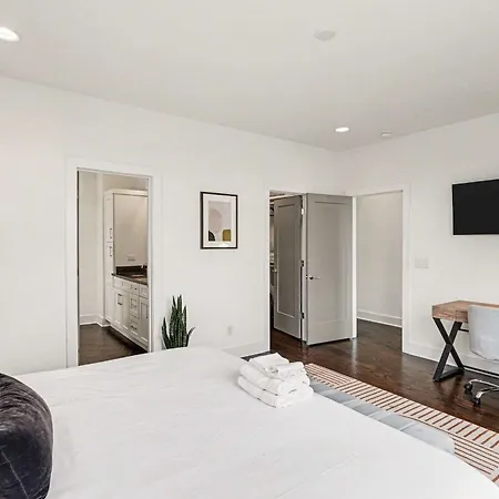 Holiday home 2 Stylish Townhomes W Rooftop Views Near Broadway *