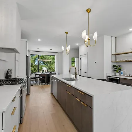 Luxury Townhouse With Exclusive Rooftop Hot Tub *
