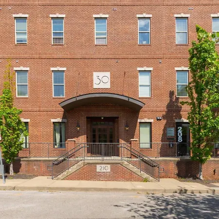 With Garage Parking - By Vanderbilt And Only 2 Miles To Downtown Holiday home Nashville