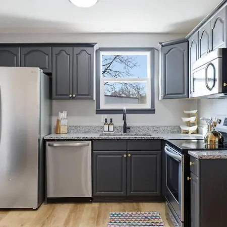Amazing Backyard Only 2 Miles To Downtown With Sauna And Firepit *