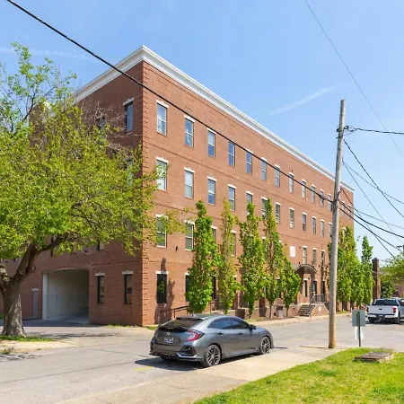 With Garage Parking - By Vanderbilt And Only 2 Miles To Downtown Holiday home Nashville