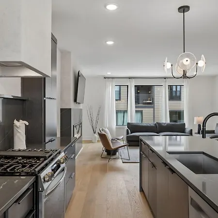 Holiday home Elegant Townhome Rooftop Hot Tub & Fireplace