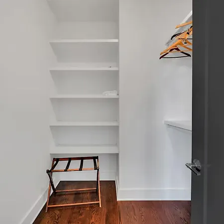 Stylish Townhome W Rooftop Views Near Broadway *