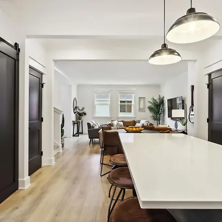 Modern Two Townhomes Close To Downtown Holiday home *
