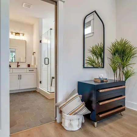 Two Beautiful Luxury Renovations Near Downtown Holiday home *