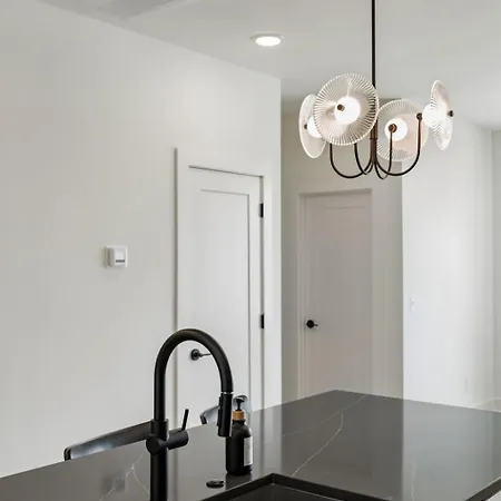 Elegant Townhome Rooftop Hot Tub & Fireplace * Nashville