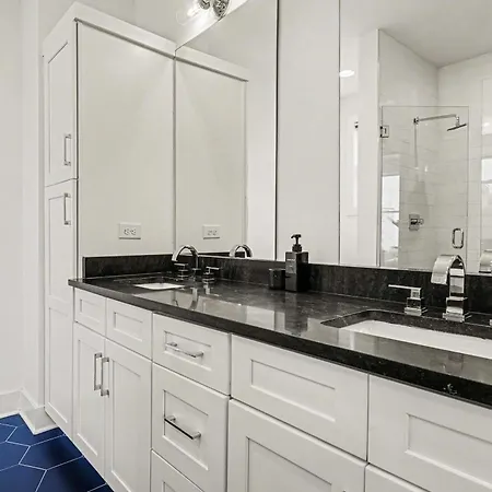 Trendy Townhome W Rooftop Views Near Broadway Holiday home