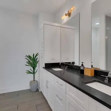 Holiday home Stylish Townhome W Rooftop Views Near Broadway