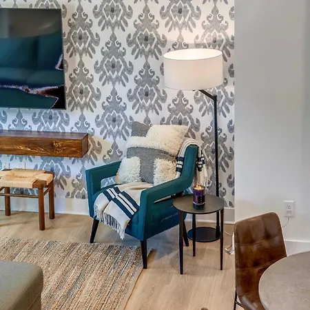 Two Beautiful Luxury Renovations Near Downtown Holiday home *