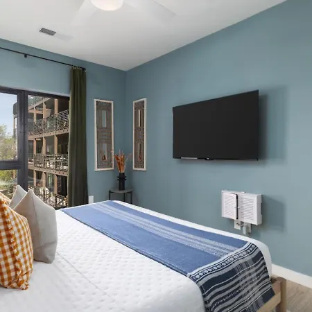 With Pool Balcony And Garage Walk To Downtown Broadway *