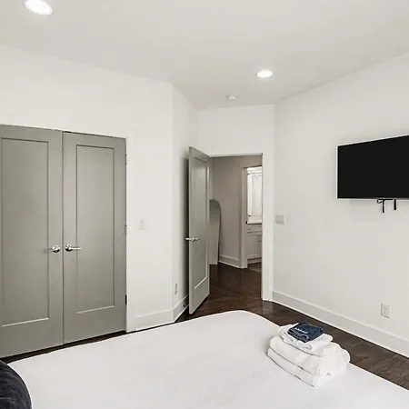 Holiday home Chic Townhome X3 W Rooftop Views Near Broadway