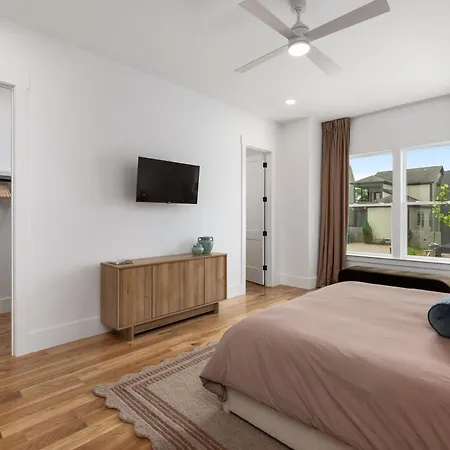 12 South With Rooftop Sauna And Wet Bar With 2 Car Garage * Nashville