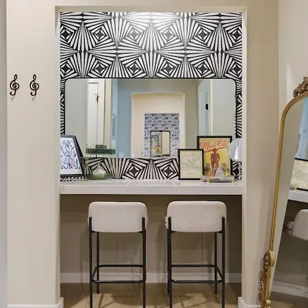With Pool Balcony And Garage Walk To Downtown Broadway