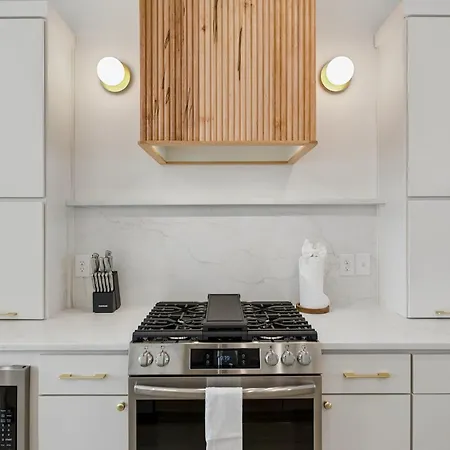 Modern Townhouse Rooftop Hot Tub & Fireplace Holiday home *