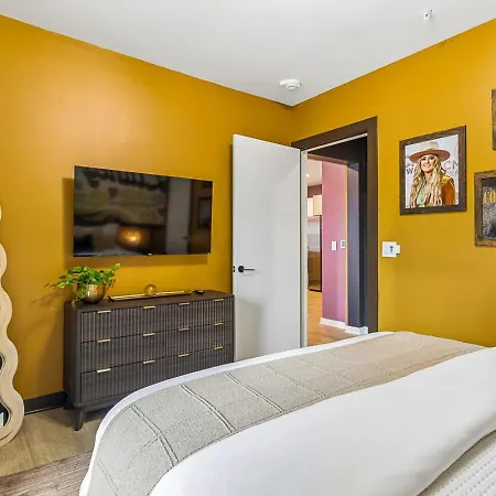 Walk To Broadway From The Hidden Gem With Pool Gym And Holiday home Nashville