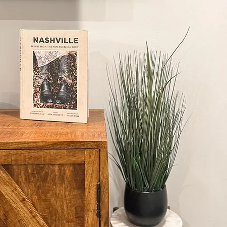 Walk To Vanderbilt From The Commodore Just 10 Min To Broadway * Nashville