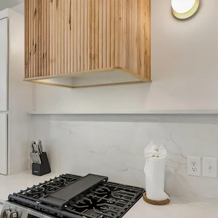 Modern Townhouse Rooftop Hot Tub & Fireplace Holiday home