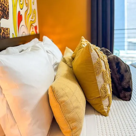 Walk To Broadway From The Hidden Gem With Pool Gym And Holiday home Nashville