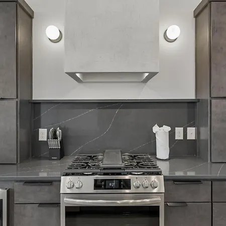 Elegant Townhome Rooftop Hot Tub & Fireplace * Nashville