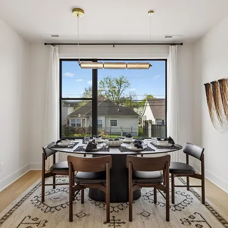 Stylish 3-story Townhome Hot Tub & Fireplace Holiday home